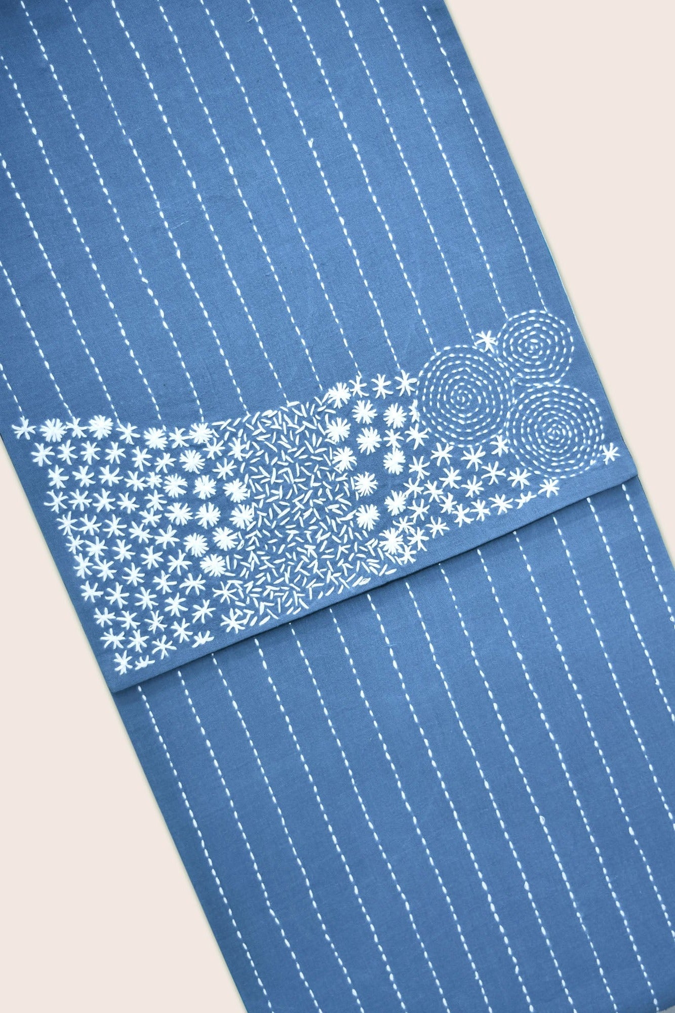 SIRIMIRI - Dining Set Of Table Runner And 8 Table Mat - Veaves