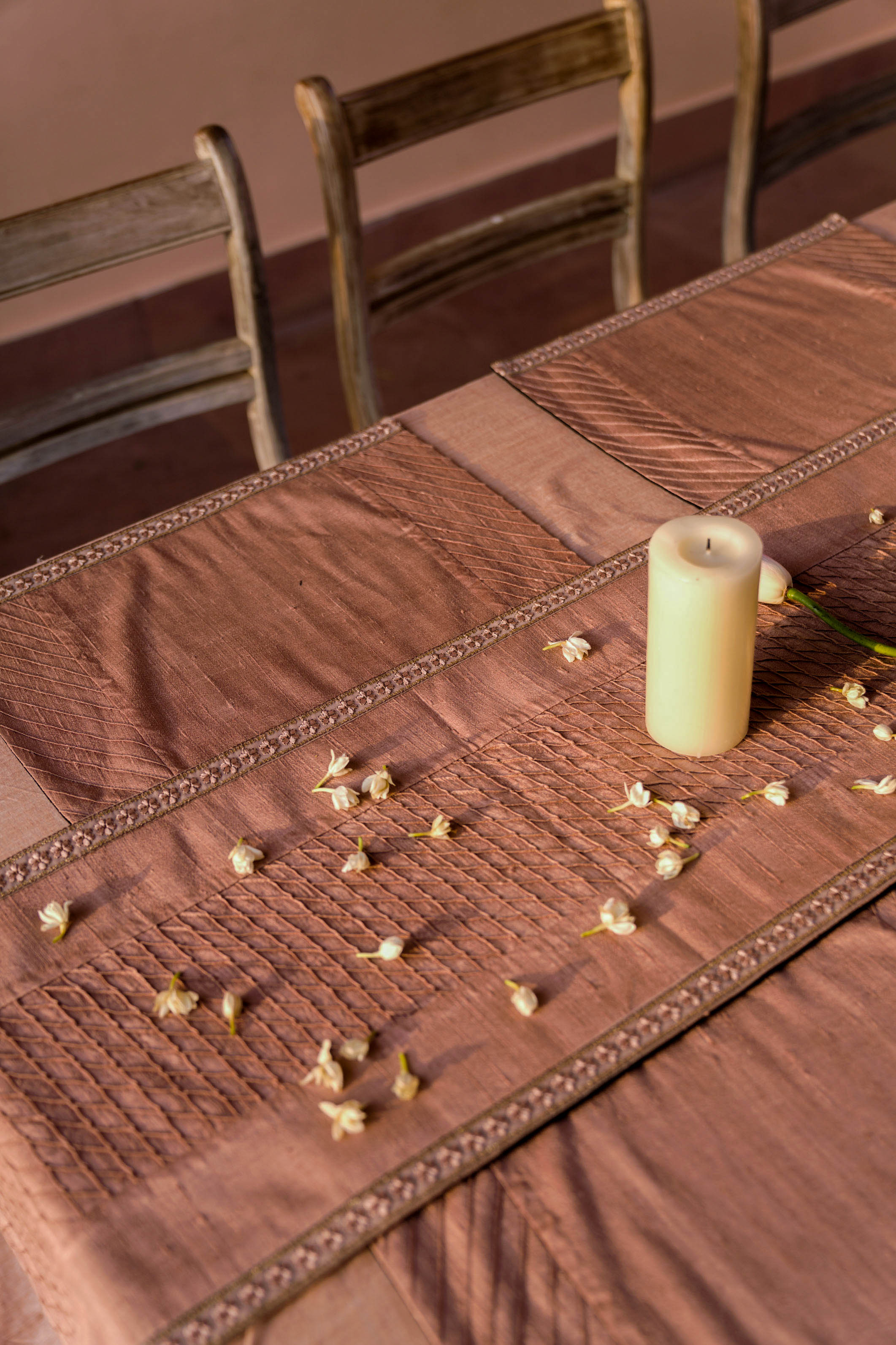 Cacao Dining Set of a Table Runner and 6 Table Mats