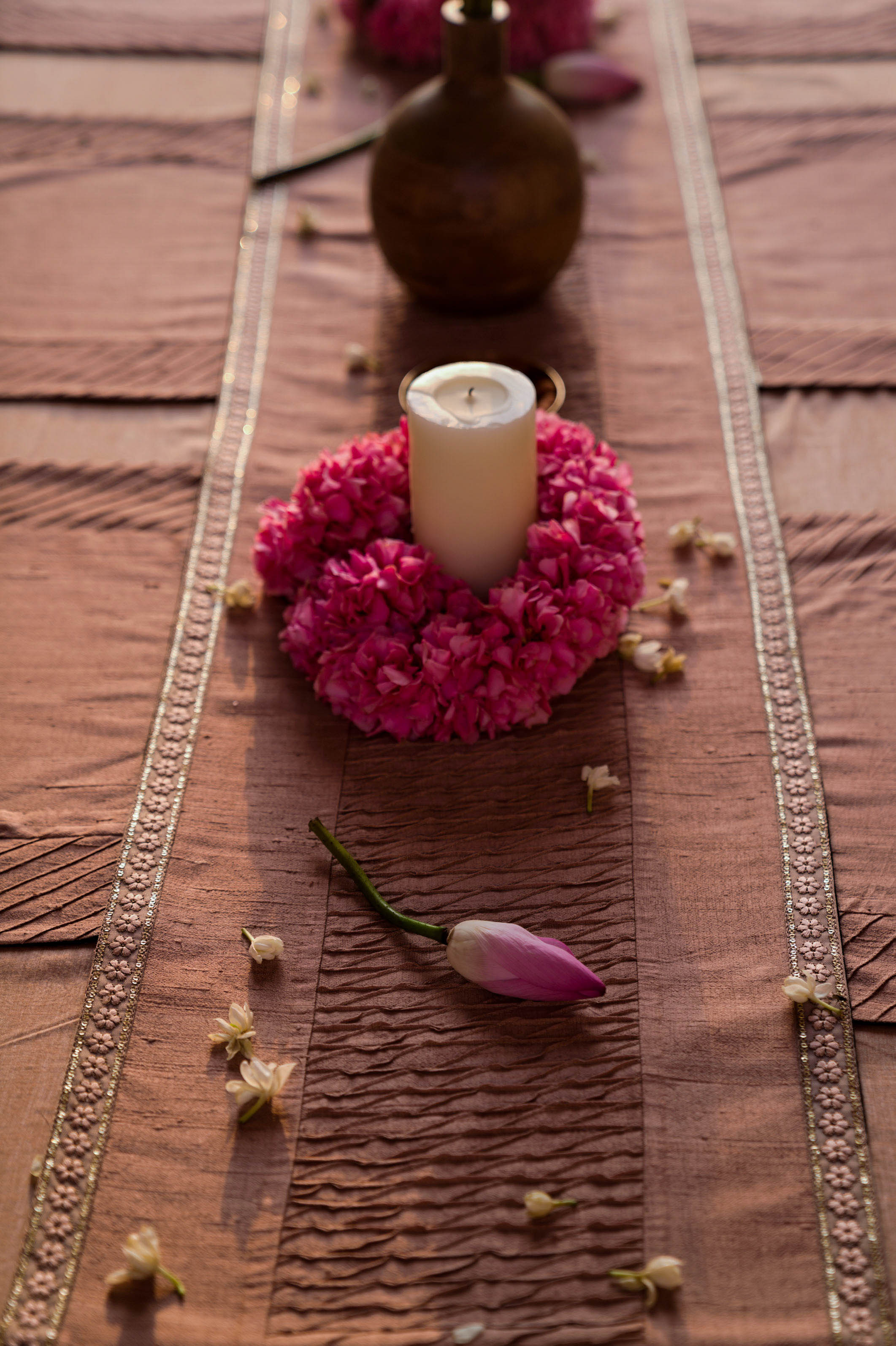 Cacao Dining Set of a Table Runner and 6 Table Mats