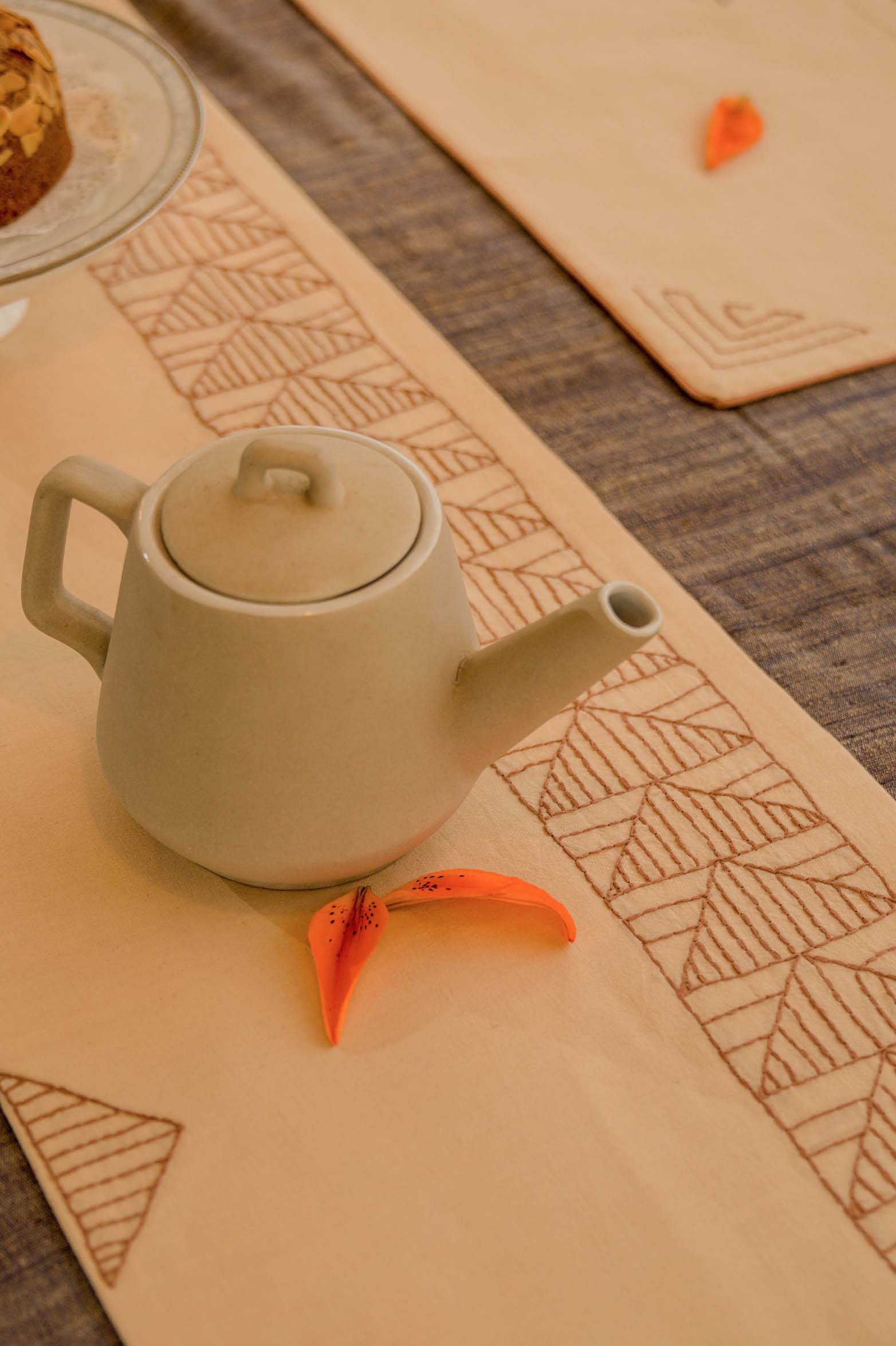 Brontes Dining Set of A Table Runner And 6 Table Mats