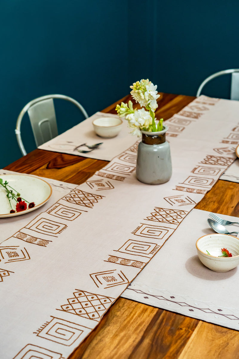 Medio lago Dining Set of A Table Runner And 6 Table Mats