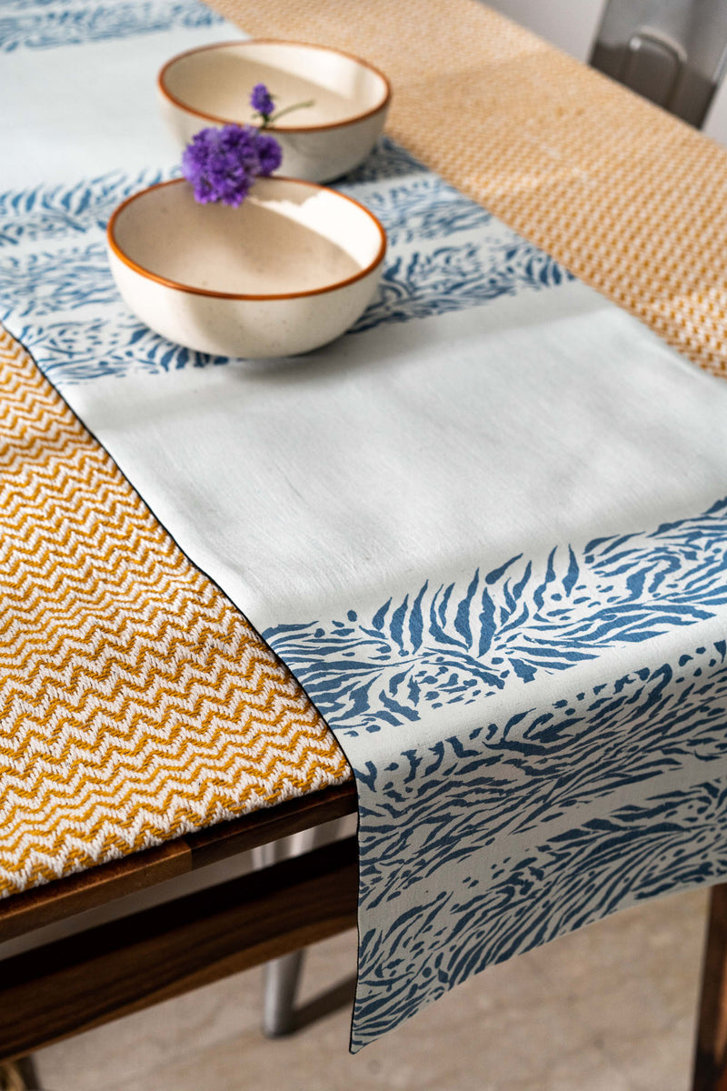 Sutoraipufurō Hand Wōven Table Runner